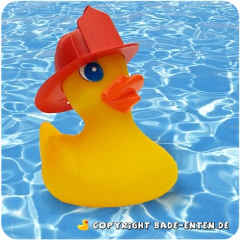 Badeente Agathe mit Feuerwehrhelm